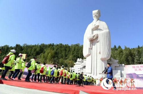 朱子雕像揭幕,各界人士向朱文公敬献桂枝