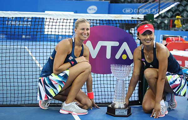 WTA深圳网球公开赛双打决赛中，中国选手彭帅与捷克选手哈拉瓦科娃组合以2比0战胜罗马尼亚选手奥拉鲁和乌克兰选手萨夫丘克组合，获得冠军。