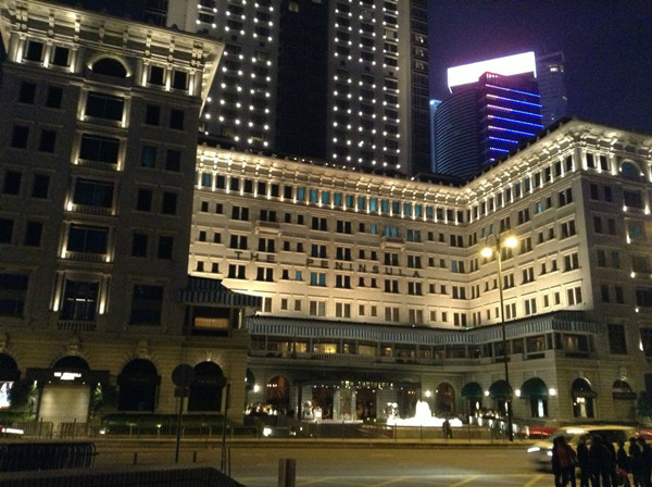 深圳客彻夜排队尖沙咀投保 专家:没脑子