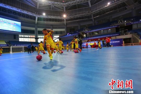 2016至2017中国足协室内五人制足球超级联赛19日在深圳打响,这一赛事的问世见证了中国室内五人制足球迈出重要的一步。 路明 摄