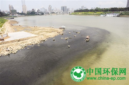 市民反映邕江被污水染成黑褐色 呈现“楚河汉界”现象