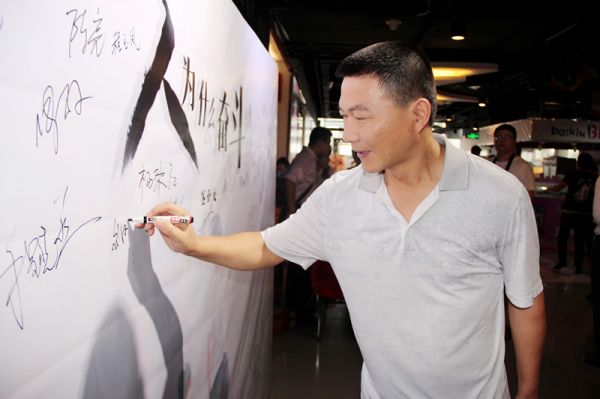 微媒体联盟独家报道:图为黄冈师范学院商学院院长刘汉成签到