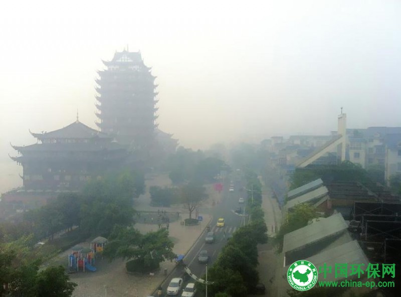 四川成都周边多地发现焚烧秸秆 市内被烟雾笼罩