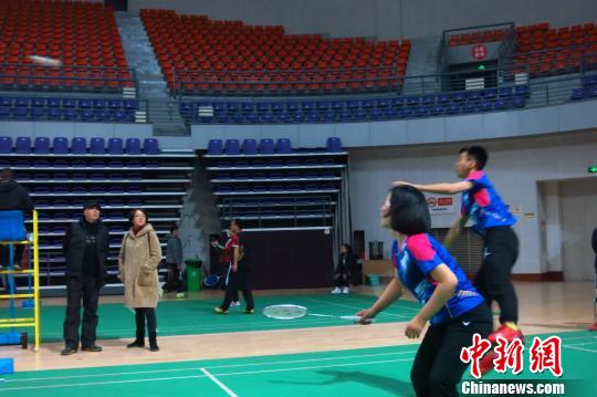 图为男女混合双打赛场。 张添福 摄