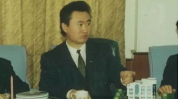 创业比你想象中要惨:刘强东24岁卖盗版碟、马化腾27岁陪聊、马云30岁卖袜子......