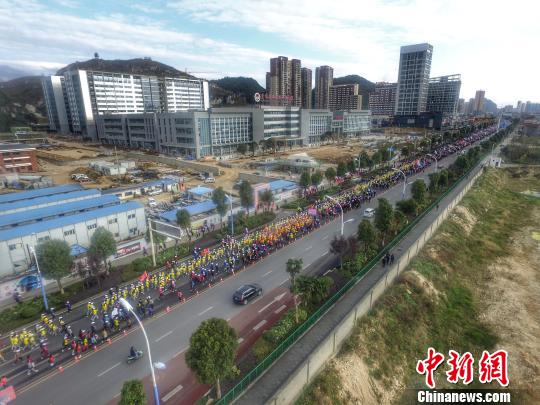 两万余人徒步安顺市西秀区。 帅宗林 摄
