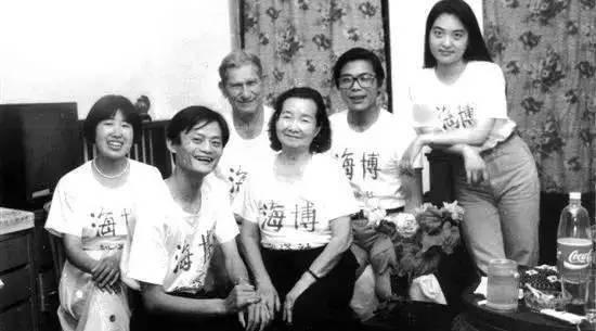 创业比你想象中要惨:刘强东24岁卖盗版碟、马化腾27岁陪聊、马云30岁卖袜子......
