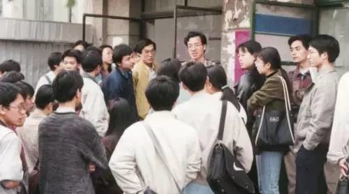 创业比你想象中要惨:刘强东24岁卖盗版碟、马化腾27岁陪聊、马云30岁卖袜子......