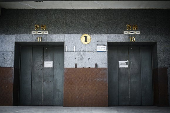 货梯口大门紧闭。摄影:吕萌