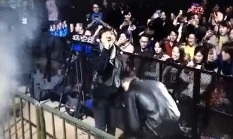 太幸福!许昕演唱会现场正式求婚 女友现场飙泪