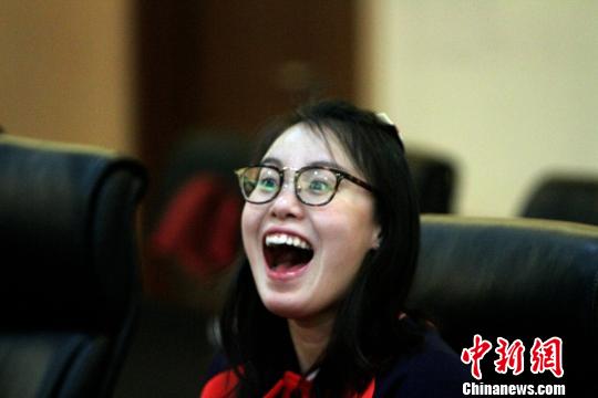 傅园慧搞怪表情。 张道正 摄