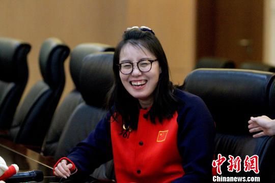 傅园慧回到天津母校。 张道正 摄