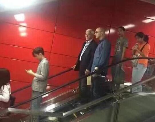 国足主帅真低调!网曝里皮与助手出行全靠地铁