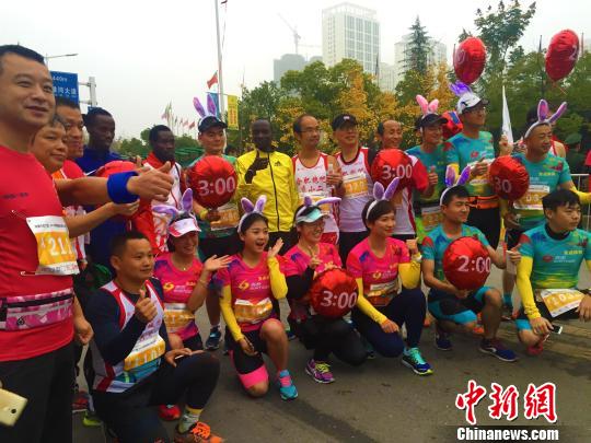 20日,2016淮南国际半程马拉松赛开跑。选手们拍照留念。 吴兰 摄