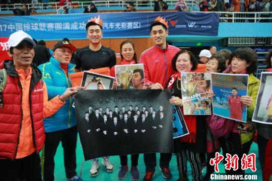 球迷们为北京汽车队球员康慷和王琛庆生。 中国排协供图 摄