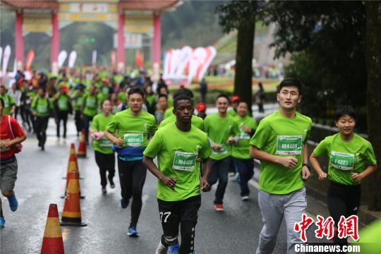 2016全国群众登山健身大会暨第十二届中国黄山国际登山大会13日在黄山南大门拉开帷幕,共有来自世界17个国家和地区的2000多名登山和越野爱好者参加。 施亚磊 摄