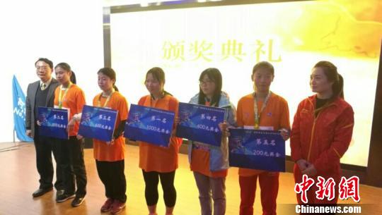 图为颁奖。 西安交通大学 摄