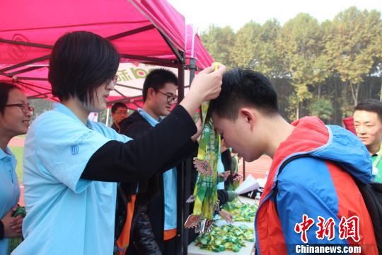 图为所有完成比赛的选手均获得一枚纪念奖牌。 阿琳娜 摄