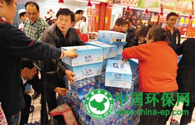 兰州自来水苯污染:市民在一个月前已察觉到水质异常 官方解释是有异味达标水