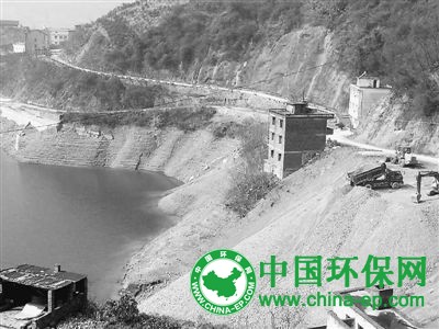 湖北秭归无证矿厂废弃渣土倒入长江 北京机动车排放在PM2.5来源中占比上升