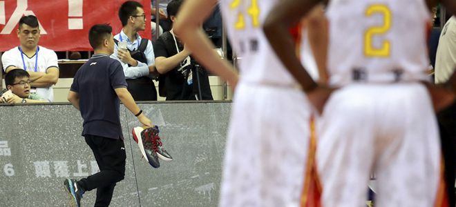 新华社:易建联“弃鞋”伤害的是CBA