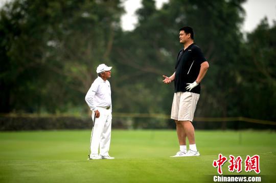 众明星争相与姚明合影最萌身高差让人捧腹(图)