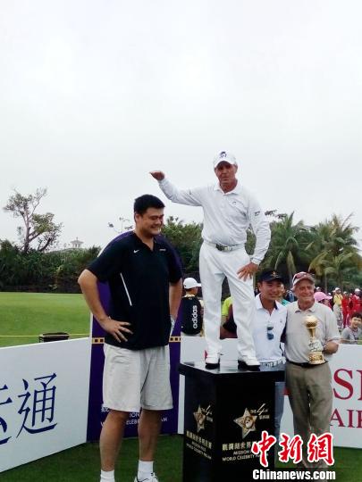 盖瑞·普雷尔站在奖杯台上与姚明比身高。 胡观澜 摄