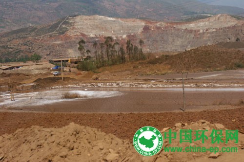 彬县七旬老人自家承包地被附近煤矿排出废水污染 要求见领导被打
