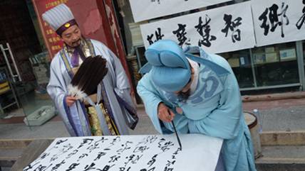 2015古名人巡城公益活动16日在襄阳举行