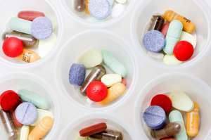 政协委员-廉价药每年消失十几种 基本药六成缺货