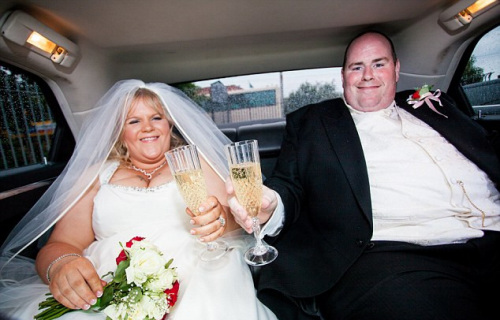 夫妇俩减肥前的结婚照。