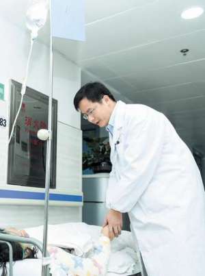 求救者电话无人接听 医生深夜挨户寻找救下昏迷夫妇