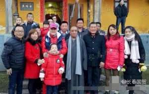 赵本山九华山祈福 红衣红帽红裤红靴迎接本命年