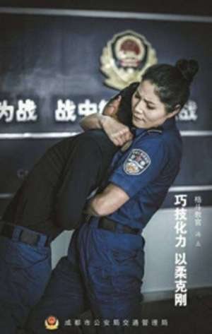 帅气警花照走红 T台女神变格斗教官5秒制服袭警壮汉