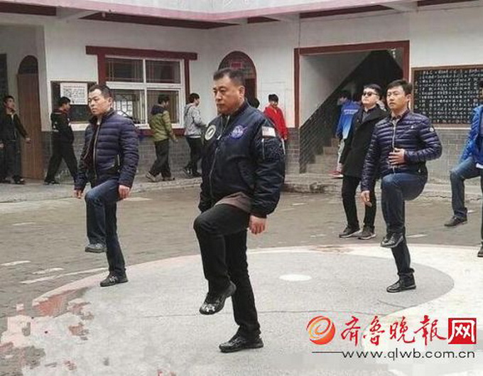 前主播变太极高手 张宏民打扮休闲左脚轻轻抬起俨然一派大师风范