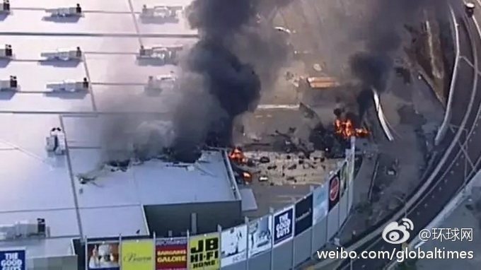 澳飞机撞击商场 现场燃起巨大火球浓烟滚滚无法确认伤亡