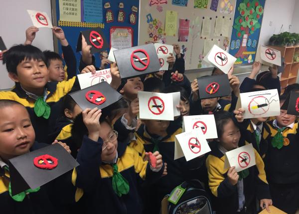 上海中小学将全面禁烟，一小学校长烟龄20年带头戒烟成功