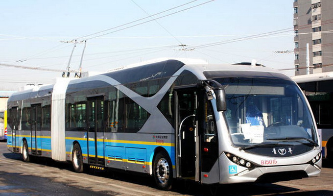 北京快速公交2线电车亮相 首批5辆电车正式上路运营