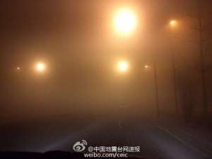 北京遭浓雾袭击 部分地区能见度不足200米(图)