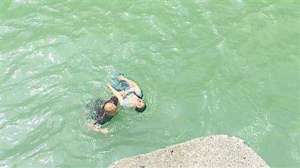 老太坠河接力营救 暖心：会游泳的下河救人，懂医疗的岸边施救