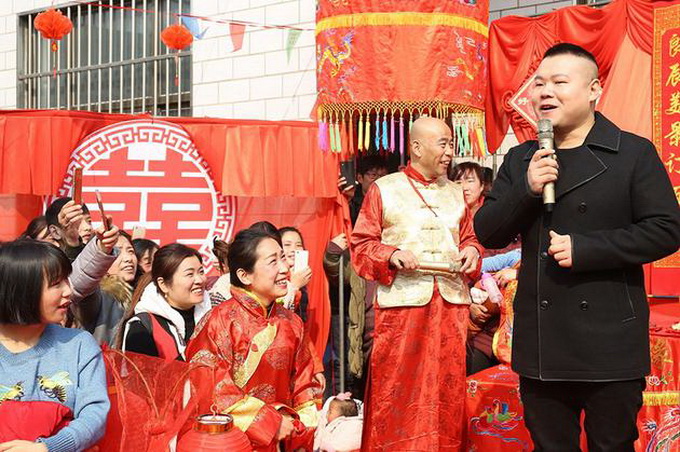 岳云鹏回村当表弟婚礼司仪 李咏孙坚现身农家小院热闹非凡