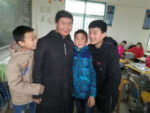北漂父亲欲带留守儿子北京读书 儿子撞柱反抗