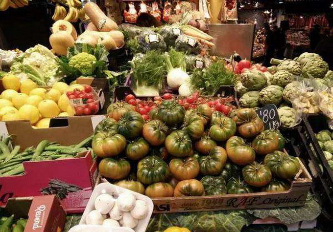 德国一家专卖过期食品的超市:为避免食物浪费可由顾客出价