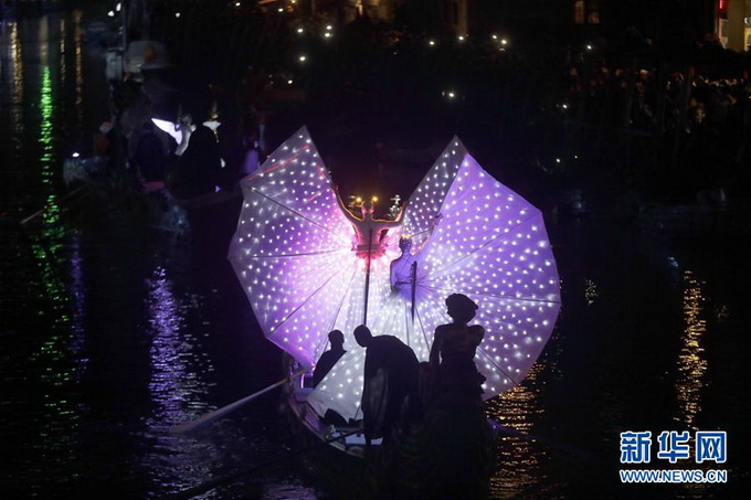 威尼斯狂欢节开幕 “水上都市”呈现一场面具王国的盛宴
