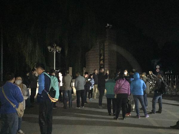 10月10日晚上十一点半，齐鲁制药厂发生爆炸后，历城二中几十名家长聚集在学校门口，准备接学生回家。 澎湃新闻记者张家然供图