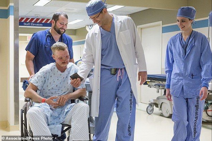 美国男子吞枪毁脸 60人医疗团队参与56小时移植新脸手术