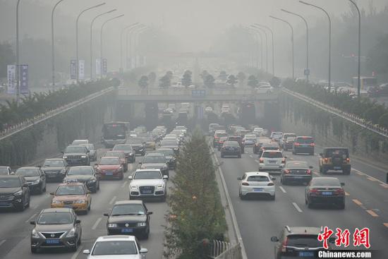 10月14日，北京地区发布霾黄色预警、空气重污染蓝色预警、大雾黄色预警仨预警共存状态，空气相对湿度已接近饱和，全市大范围能见度在1公里左右，局地不足500米，出行务必注意交通安全及健康防护。北京城区被雾霾笼罩能见度低，不少市民佩戴口罩出行。