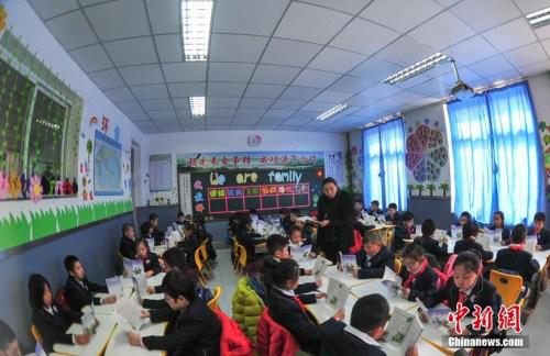 资料图：3月1日，辽宁沈阳，学生在教室上语文课。中新社记者于海洋摄