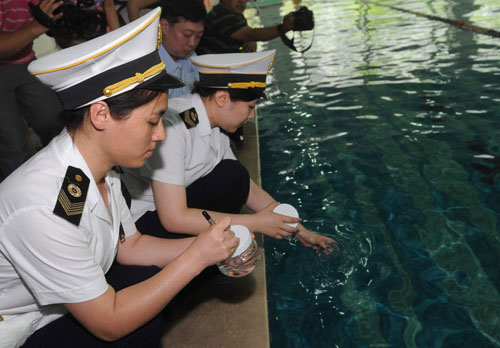 资料图片：北京市卫生监督所的工作人员在某游泳馆取样。新华社记者罗晓光摄