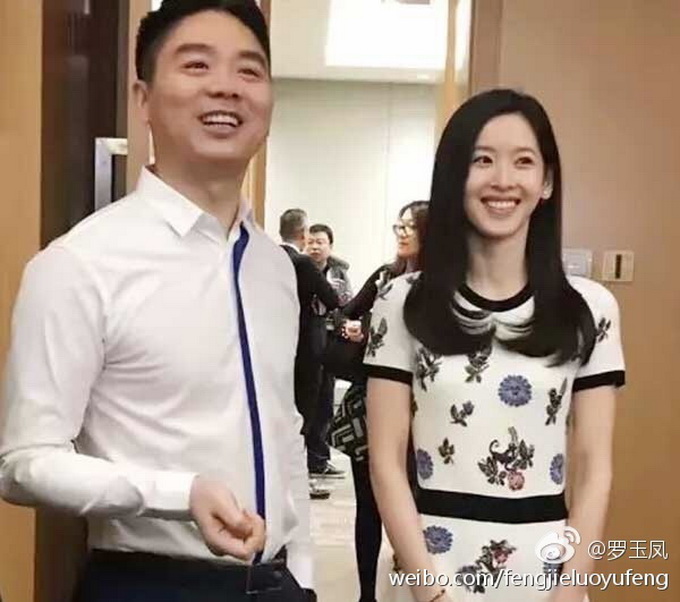 奶茶妹妹穿4万元裙子 专怼美女!凤姐花20块买同款